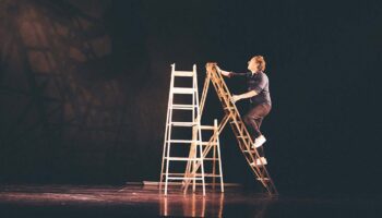 Michaël Hirsch mène une enquête humoristique tendre et profonde dans « Y’a de la joie ! » mis en scène par Mikaël Chirinian - Critique sortie Avignon / 2026 Avignon Avignon Off. Théâtre des Lucioles