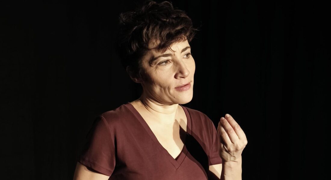 « Antigone des supermarchés », Anne Jeanvoine transforme son récit intime en geste manifeste collectif - Critique sortie Avignon / 2026 Avignon Le 11. Avignon
