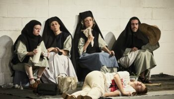 “CAPRA (une chèvre)” : Jeanne Candel plonge les deux mains dans le chaos fertile de la création - Critique sortie Avignon / 2026 Avignon Gymnase du lycée Mistral