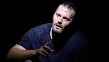 Julien Gelas met en scène « Carnets d’Ukraine » d’après le récit de Michel Hazanavicius, un hommage sensible et délicat à ceux qui combattent pour leur liberté - Critique sortie Avignon / 2026 Avignon Avignon Off. Théâtre du Chêne Noir