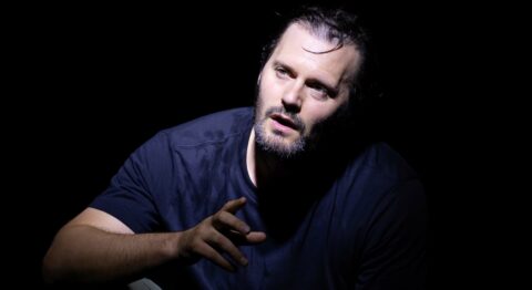 Julien Gelas met en scène « Carnets d’Ukraine » d’après le récit de Michel Hazanavicius, un hommage sensible et délicat à celles et ceux qui combattent pour leur liberté - Critique sortie Avignon / 2026 Avignon Avignon Off. Théâtre du Chêne Noir