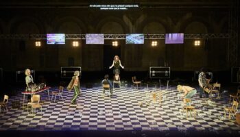 “Everything must go” : le nihilisme pince-sans-rire de Tim Etchells - Critique sortie Avignon / 2026 Avignon Cour du Lycée Saint Joseph