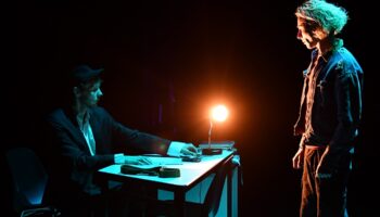 Avec « Jimmy », Sergi Emiliano i Griell met en scène un faux polar qui cache une énigme philosophique - Critique sortie Avignon / 2026 Avignon Avignon Off. La Manufacture – Château