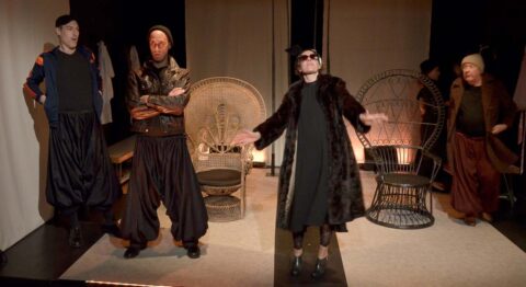Avec « Aux marges du palais », Aurélie Audax détourne les codes du conte dans une farce politique rebelle - Critique sortie Avignon / 2026 Avignon Avignon Off. Théâtre Le Petit Chien
