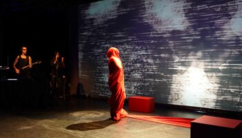 Delphine Minoui adapte son roman « Badjens », un geste d’une grande intensité qui célèbre le désir de liberté des femmes iraniennes - Critique sortie Avignon / 2026 Avignon Avignon Off. Le 11 • Avignon – Espaces Mistral