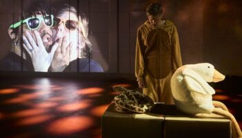 « The Last Hamlet » : Ben Duke règle son compte à Hamlet dans une pièce frondeuse, inventive, tendre et réjouissante - Critique sortie Avignon / 2026 Avignon Festival d’Avignon. Cloître des Célestins