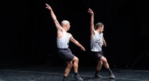 Dans « Bang Bang », Manuel Roque choisit de confronter la danse à son seuil de résistance. Nils Levazeux et Raphaëlle Rennuci forment un duo fascinant ! - Critique sortie Avignon / 2026 Avignon Avignon Off. Les Hivernales CDCN d’Avignon
