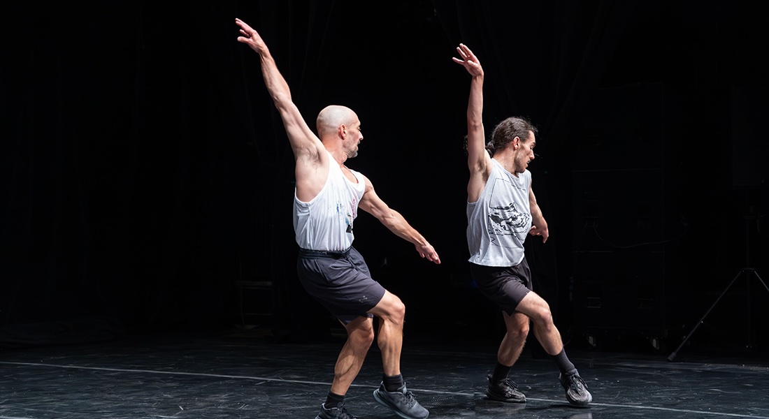 Dans « Bang Bang », Manuel Roque choisit de confronter la danse à son seuil de résistance. Nils Levazeux et Raphaëlle Rennuci forment un duo fascinant ! - Critique sortie Avignon / 2026 Avignon Avignon Off. Les Hivernales CDCN d’Avignon