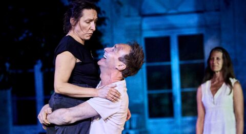 « Le Deuil sied à Électre », dans le Jardin de la rue de Mons : Gwenaël Morin fait éclater la vérité crue et brûlante de la trilogie d’Eugène O’Neill - Critique sortie Avignon / 2026 Avignon Maison Jean-Vilar - Jardin de la rue de Mons