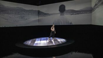 « Évangile de la nature », au Théâtre des Halles : Stanislas Nordey se fait le passeur incandescent de la poésie de Lucrèce - Critique sortie Avignon / 2026 Avignon Avignon Off. Théâtre des Halles