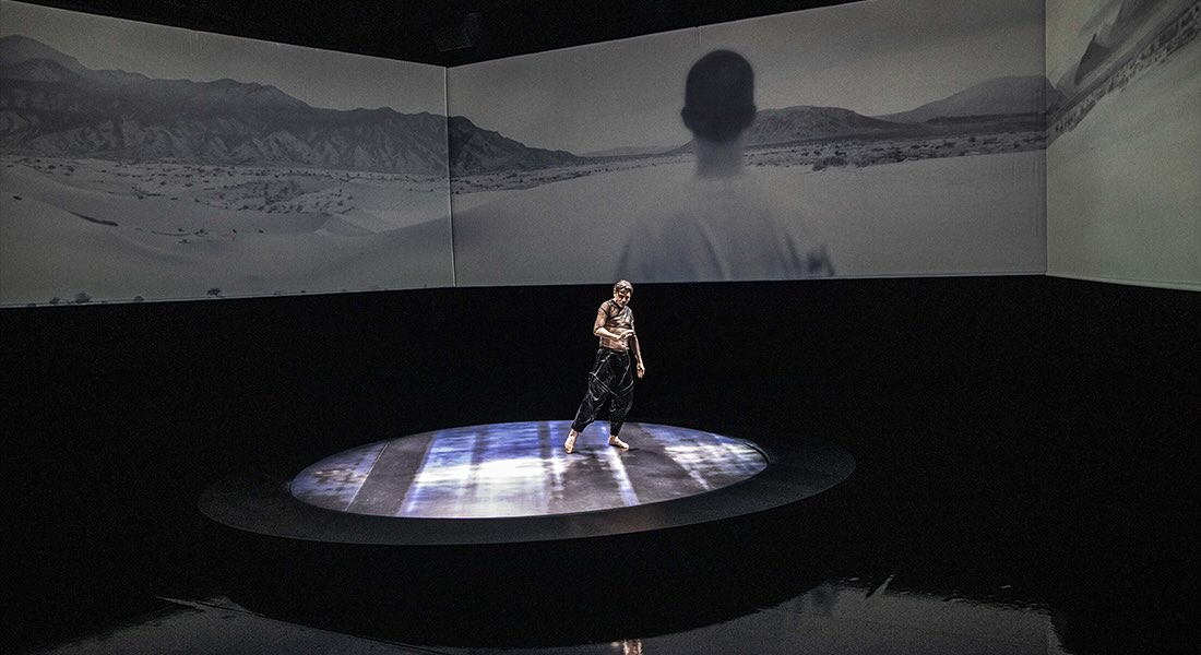 « Évangile de la nature », au Théâtre des Halles : Stanislas Nordey se fait le passeur incandescent de la poésie de Lucrèce - Critique sortie Avignon / 2026 Avignon Avignon Off. Théâtre des Halles