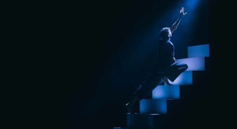 Avec « Le Garçon nuage », Ethan Oliel livre un seul en scène virtuose et poétique - Critique sortie Avignon / 2026 Avignon Avignon Off. La Scala Provence