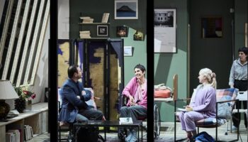Tiphaine Raffier signe le texte et la mise en scène de « L’hors-présence ou Chimères du Pays de Morsan », une remarquable partition - Critique sortie Avignon / 2026 Avignon Festival d’Avignon. La Fabrica