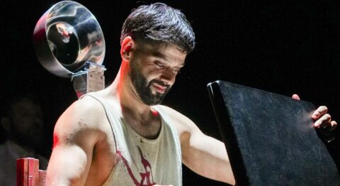 Tigran Mekhitarian modernise « L’Avare » avec talent : de la balle ! - Critique sortie Avignon / 2026 Avignon Théâtre du Chêne Noir