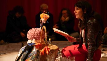 « La Tête loin des épaules » : un bel éloge de la folie par Kristina Chaumont, en antipsychiatre forestière. - Critique sortie Avignon / 2026 Avignon Avignon Off. Théâtre du Train Bleu - Jardins du Carmel