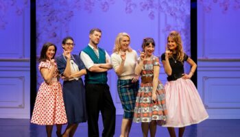 « Le Manuel de la jeune mariée 1957 » : petit bijou féministe, drôle et sensible : Virginie Lemoine défait le patriarcat par le rire et l’émotion ! - Critique sortie Avignon / 2026 Avignon Avignon Off. Théâtre Actuel Avignon
