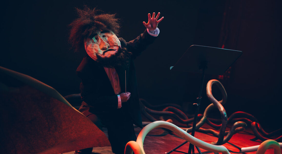 « Michi » : Le monde étrangement peuplé de la performeuse Stephy Tsui, entre cauchemar surréaliste et quête de liberté - Critique sortie Avignon / 2026 Avignon Avignon off. Théâtre Transversal