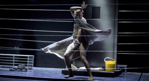À la Manufacture, dans « Perpetuum Havel », le danseur-comédien Roman Zotov-Mikshin s’élance à corps perdu dans une dénonciation des violences faites aux prisonniers politiques - Critique sortie Avignon / 2026 Avignon La Manufacture