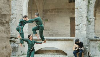 “Totem” : Fabrice Guillot met en scène trois danseuses suspendues à un fil, dans un ballet grâcieux et contemplatif - Critique sortie Avignon / 2026 Villeneuve-lès-Avignon Festival Villeneuve en Scène