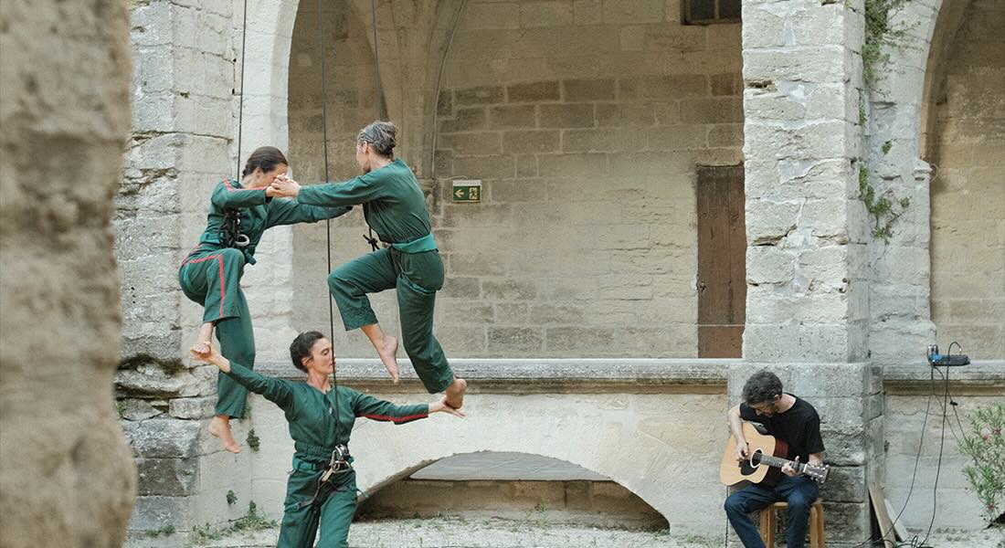 “Totem” : Fabrice Guillot met en scène trois danseuses suspendues à un fil, dans un ballet grâcieux et contemplatif - Critique sortie Avignon / 2026 Villeneuve-lès-Avignon Festival Villeneuve en Scène