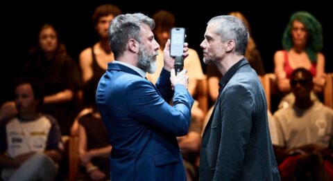 Christiane Jatahy et Wagner Moura prolongent « Un ennemi du peuple » par « Un procès » qui résonne avec l’époque - Critique sortie Avignon / 2026 Avignon Festival d’Avignon. Gymnase du lycée Aubanel