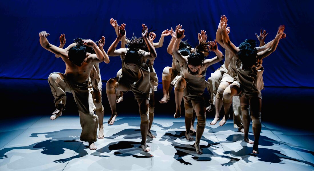 Dans « ∞ Infinity Loop », Kuo Shin Chuang réinvente les chants et danses autochtones et rituelles pangcah dans une réécriture contemporaine - Critique sortie Avignon / 2026 Avignon Avignon Off. La Condition des Soies