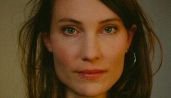 Élise Lhomeau et Nicolas Giuliani présentent « Les Chambres closes » ou le parcours incroyable de Germaine Aziz, qui a vécu la prostitution coloniale avant de devenir journaliste à Libération. - Critique sortie Théâtre Paris Théâtre du Rond Point