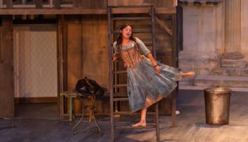 Dans « L’École des femmes », Robin Renucci met en scène le pamphlet de Molière et réunit une troupe harmonieuse. - Critique sortie Théâtre Versailles Théâtre Montansier-Versailles