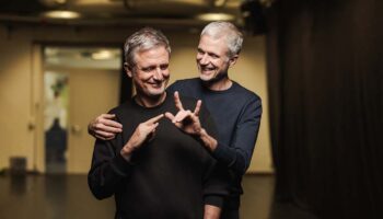 François Gremaud crée « Mon Frère », en complicité avec son frère Christian : tous ensemble pour l’égalité - Critique sortie Théâtre Paris Théâtre du Rond-Point