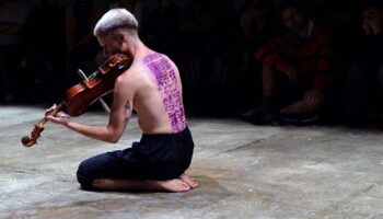 « Shönheit ist nebensache » du Chorégraphie Pol Pi, une expérience bouleversante à vivre qui fait dialoguer l’histoire de la danse, sa propre histoire et les régimes totalitaires d’hier… à aujourd’hui - Critique sortie Danse Paris Studio Le Regard du Cygne