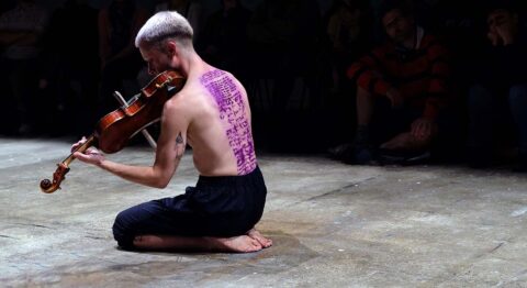 « Shönheit ist nebensache » du Chorégraphie Pol Pi, une expérience bouleversante à vivre qui fait dialoguer l’histoire de la danse, sa propre histoire et les régimes totalitaires d’hier… à aujourd’hui - Critique sortie Danse Paris Studio Le Regard du Cygne