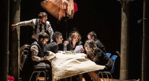  » Fanfare, tout a une fin sauf la saucisse qui en a deux  » d’Anne-Lise Heimburger, mise en scène signée Samuel Achache, ou comment transformer des funérailles en fête et le pire en rire - Critique sortie Théâtre Reims La Comédie de Reims