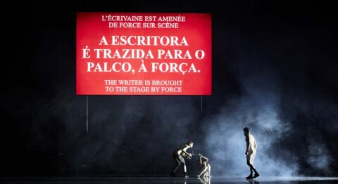 « Uma Luz Cordial » de Carolina Bianchi, une partition plus textuelle que performative où s’expose un tumulte d’ambivalences - Critique sortie Théâtre Paris THEATRE DE L’ODEON