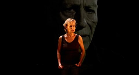 « 4.48 Psychose » : Sandrine Bonnaire livre une incarnation poignante du dernier texte de Sarah Kane mis en scène par Jacques Osinski - Critique sortie Théâtre Paris Théâtre de l’Atelier