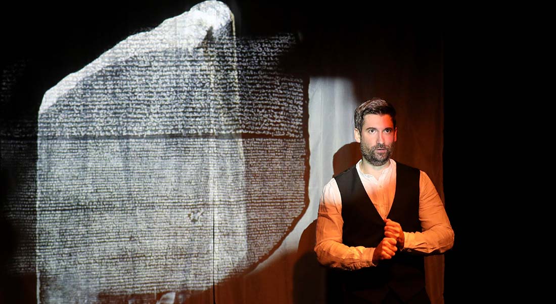 « Champollion – Égypte mon amour »  : Joëlle Fossier Auguste met le père de l’égyptologie sous le feu des projecteurs - Critique sortie Théâtre Paris Théâtre La Divine Comédie
