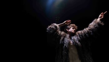 Antoine Heuillet interprète « Courir à la catastrophe » : une autofiction et un portrait social qui racontent beaucoup - Critique sortie Théâtre Paris Théâtre du Petit Saint-Martin