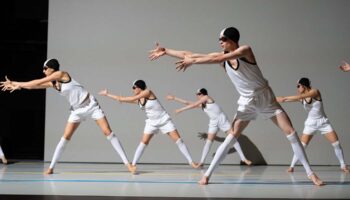 « En même temps ! » d’ Olivia Grandville, une danse comme outil critique, qui regarde l’époque dans les yeux - Critique sortie Danse Bordeaux TNBA - Théâtre National de Bordeaux en Aquitaine