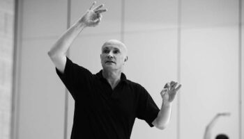 Jean-Christophe Maillot reprend « Vers un pays sage », une pièce éblouissante qui rend hommage à son père, sur la musique enfiévrée de John Adams - Critique sortie Danse Paris Opéra de Paris-Palais Garnier
