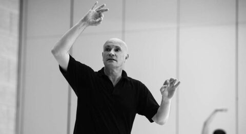 Jean-Christophe Maillot reprend « Vers un pays sage », une pièce éblouissante qui rend hommage à son père, sur la musique enfiévrée de John Adams - Critique sortie Danse Paris Opéra de Paris-Palais Garnier