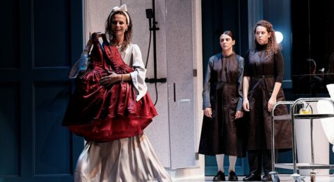 Carme Portaceli présente sa version des « Bonnes » de Genet. Un spectacle qui prend le texte par le réel, en écho avec notre époque. - Critique sortie Théâtre Paris Athénée Théâtre Louis-Jouvet