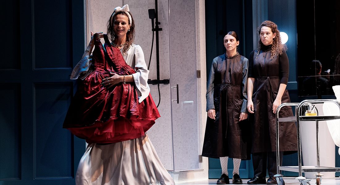 Carme Portaceli présente sa version des « Bonnes » de Genet. Un spectacle qui prend le texte par le réel, en écho avec notre époque. - Critique sortie Théâtre Paris Athénée Théâtre Louis-Jouvet