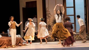 Alain Françon met en scène « La Folle journée ou le Mariage de Figaro » au Théâtre de la Porte Saint-Martin : un spectacle choral entre virtuosité et délicatesse - Critique sortie Théâtre Paris Théâtre de la Porte Saint-Martin