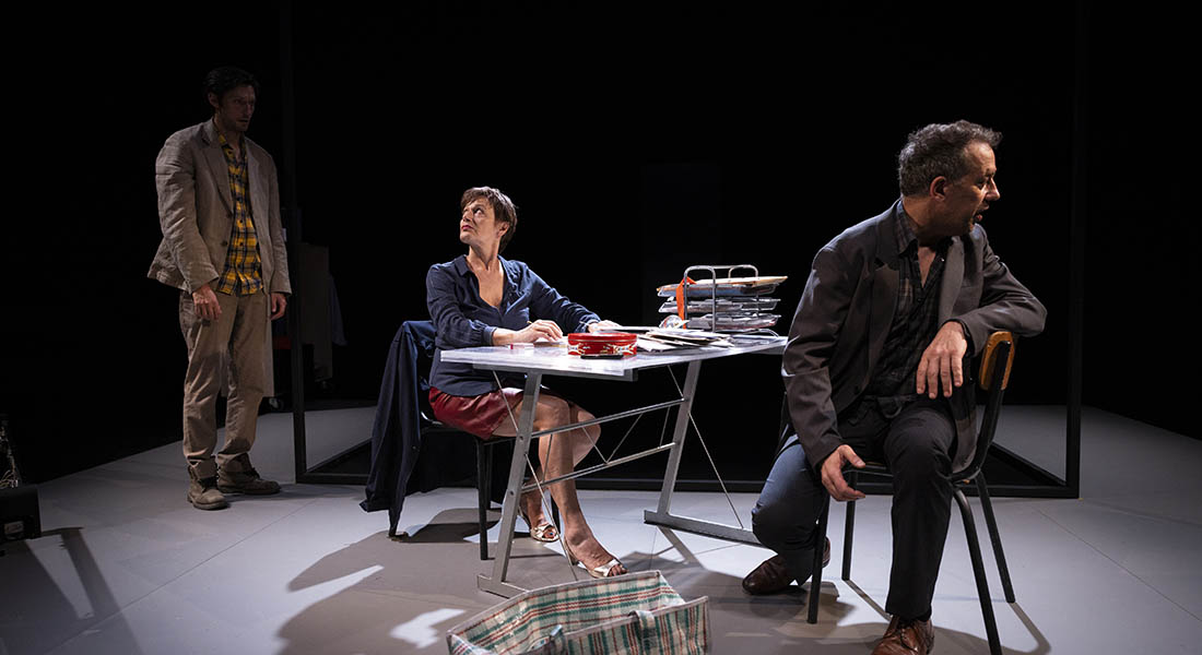 Dans « La mort de Jean-Marie de Balma », Vincent Guédon multiplie les formes de dialogue avec son frère disparu volontairement pendant 35 ans - Critique sortie Théâtre Paris La Tempête - Cartoucherie