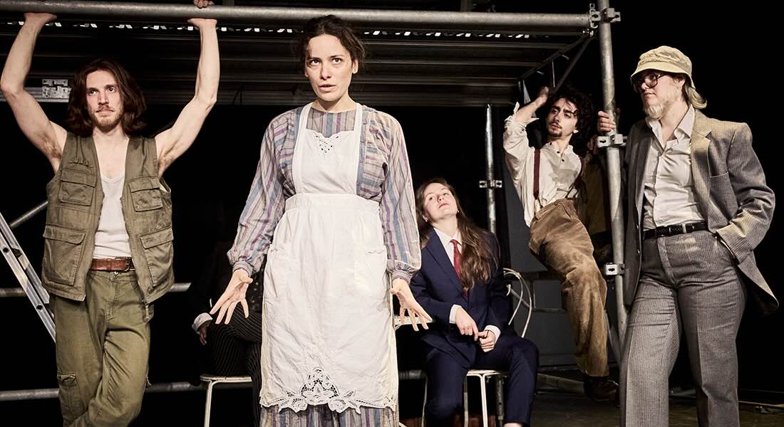 Matthieu Roy met en scène « Peer Gynt » avec les jeunes diplômés de l’ESAD : une réussite impeccablement maîtrisée - Critique sortie Théâtre Paris Les Plateaux Sauvages