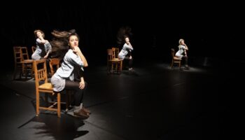 « Rosas danst Rosas » par Anne Teresa De Keersmaeker : une pièce fondatrice, vertigineuse et implacablement précise - Critique sortie Danse Paris Chaillot - Théâtre national de la danse