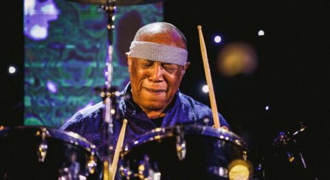 Billy Cobham au Trianon : le maître de la batterie jazz fusion célèbre sa carrière avec « Time Machine » - Critique sortie Jazz / Musiques Paris Le Trianon