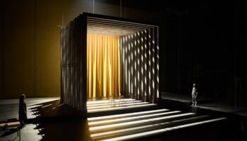 Jean Bellorini met en scène « Une petite affaire » d’après « Seul dans Berlin » de Hans Fallada : beauté, exigence et matière à réflexion - Critique sortie Théâtre TNP Villeurbanne