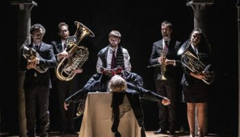 Mêlant théâtre et musique, Anne-Lise Heimburger crée « Fanfare, Tout a une fin sauf la saucisse qui en a deux » : une touchante partition - Critique sortie Théâtre Reims La Comédie - Centre dramatique national de Reims