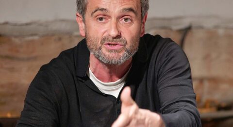 « Larzac ! » Philippe Durand interprète un magnifique éloge du collectif, de l’autogestion et de la résistance à l’accumulation productiviste - Critique sortie Théâtre Paris Théâtre de Belleville