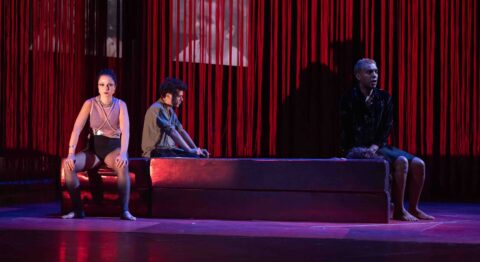 « Paradis Plage » : Kenza Berrada propose une pièce sur l’inceste, belle, sensorielle et nécessaire - Critique sortie Théâtre Strasbourg Théâtre National de Strasbourg